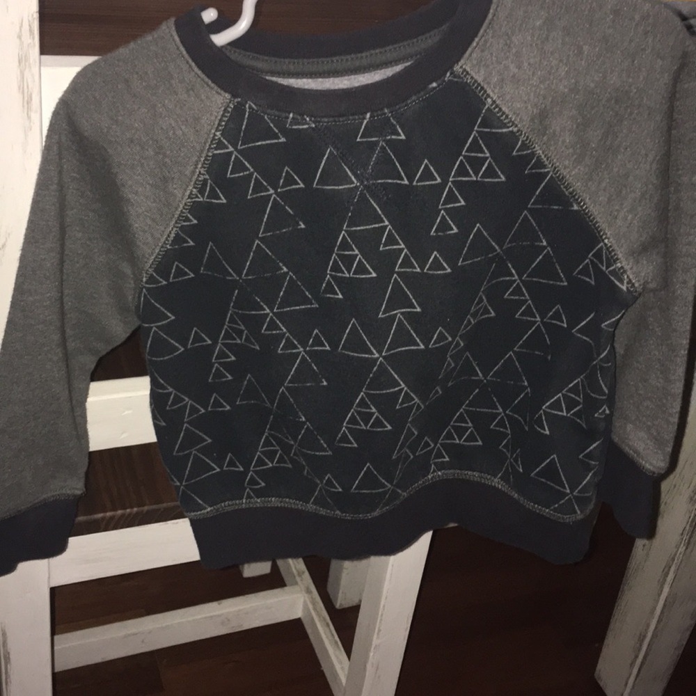 Grey and black sweatshirt with triangles
